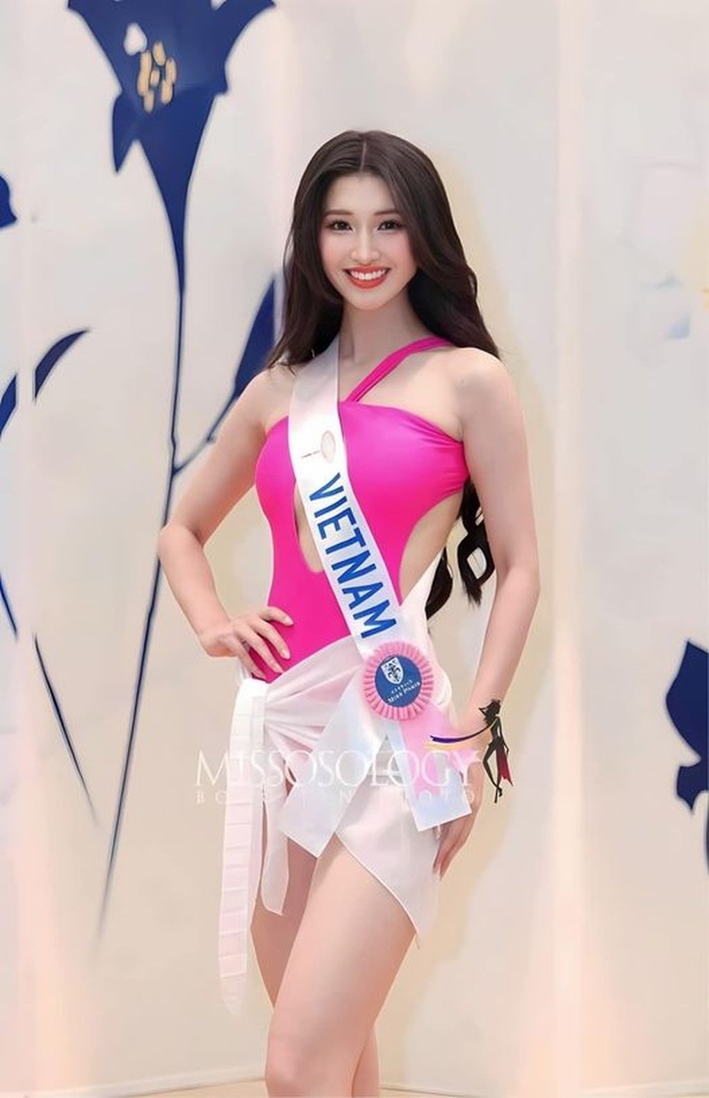 Phuong Nhi shows off her pure, sweet beauty on the Miss International homepage 2